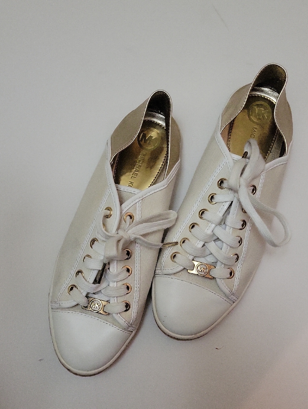 Michael Kors White and Gold Low-Top Lace-Up Sneakers EUC 8 Coastal‎ Summer